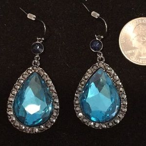 Gorgeous Black Tone Earrings with Beautiful Stone